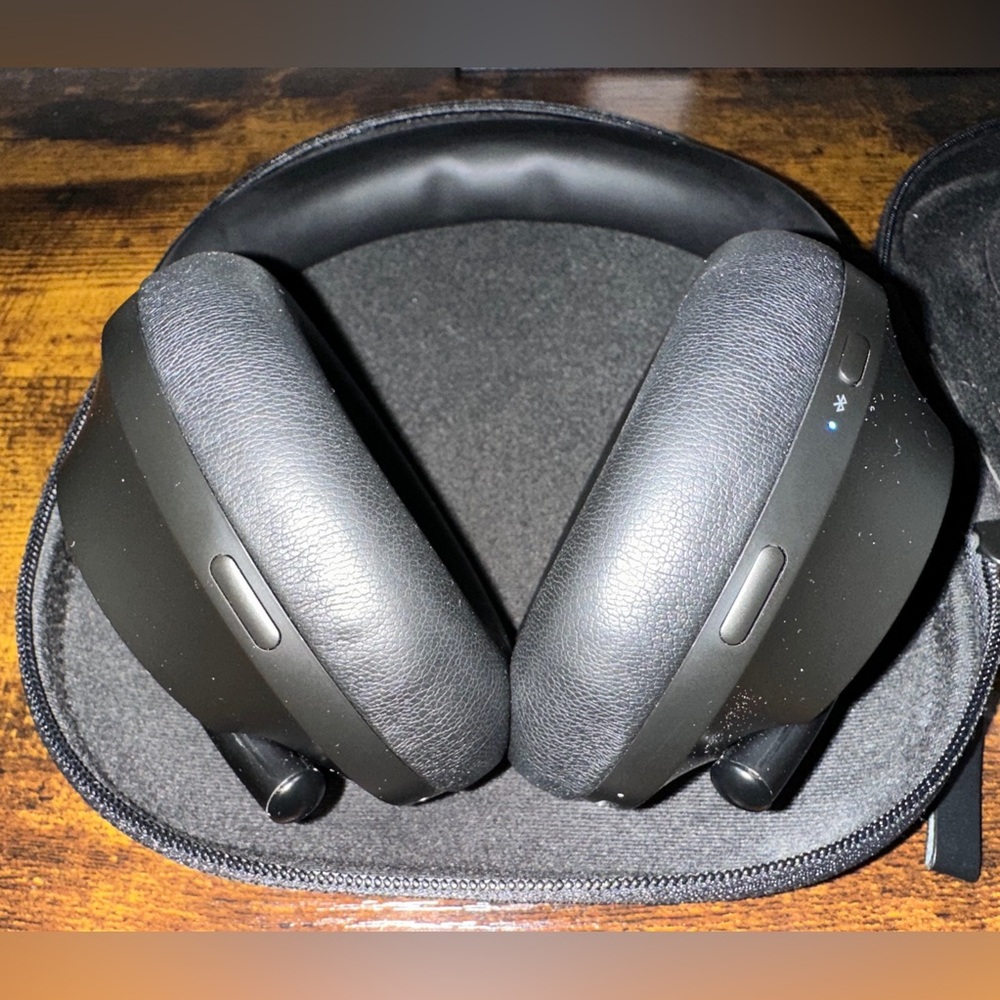 Bose Black Noise-Cancelling Headphones - Picture 3 of 3